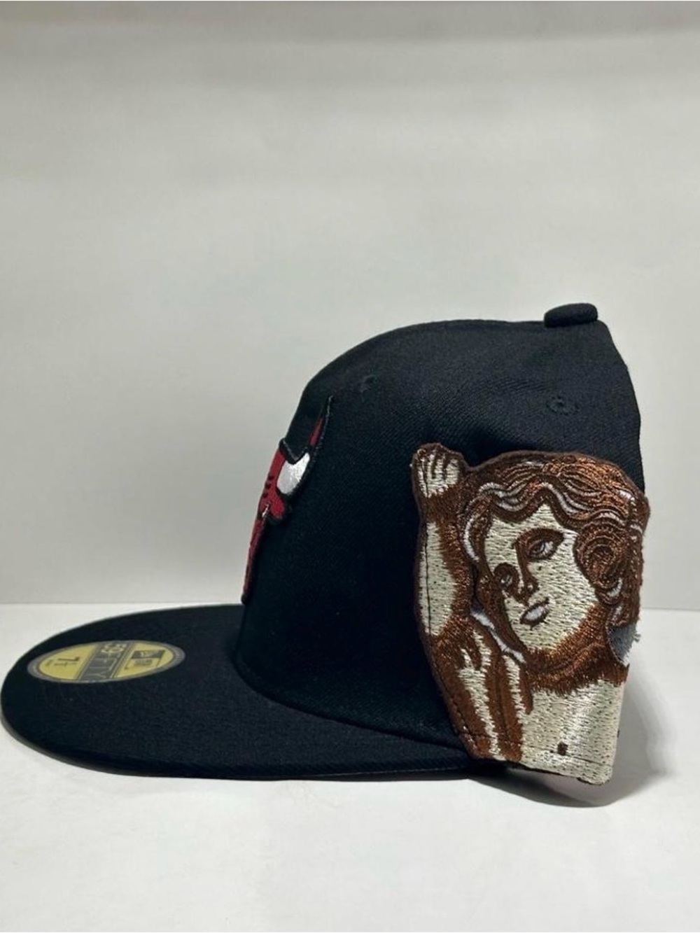 Jon Stan x Chicago Bulls New Era 59FIFTY Custom Cherub Hat Black 7 1/2 NWT - Picture 3 of 8